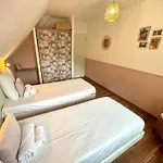 La Sarrazine-gite Familial-piscine *