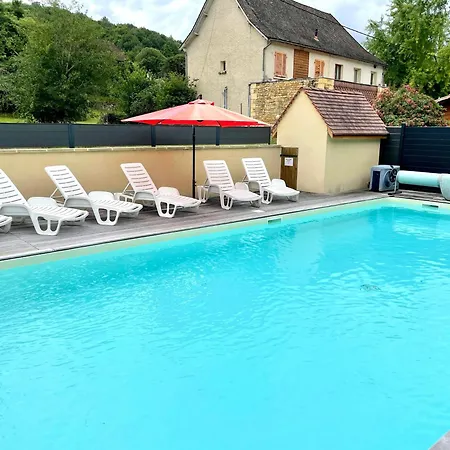 La Sarrazine-gite Familial-piscine Сasa de vacaciones *