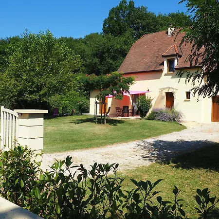 La Sarrazine-gite Familial-piscine *