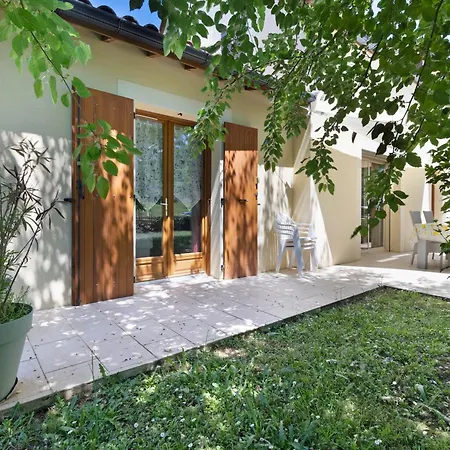 La Sarrazine-gite Familial-piscine Feriehus