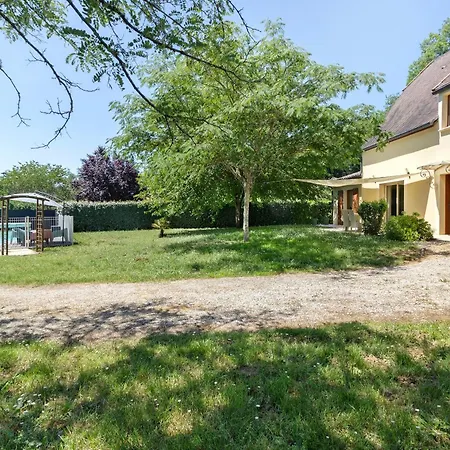 La Sarrazine-gite Familial-piscine *